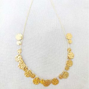 Collier dorés avec breloques