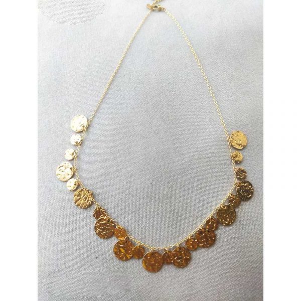 Collier dorés avec breloques