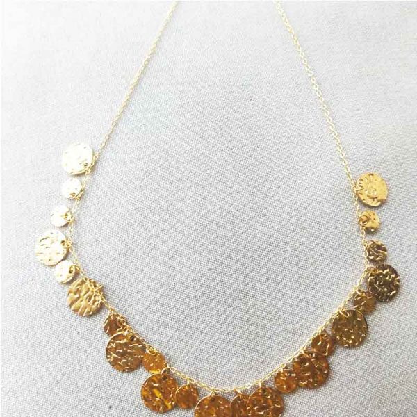 Collier dorés avec breloques