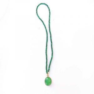 Collier en perles naturelles vertes avec pendentif vert