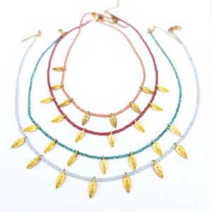 Collier mini-perles et breloques feuilles