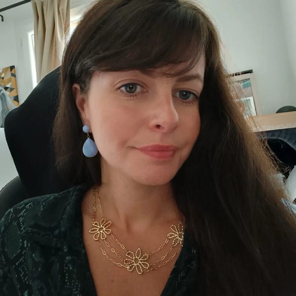 Collier avec chaînes et fleurs – Image 7