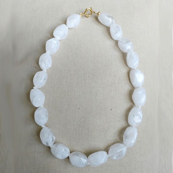 Collier blanc perle asymétrique