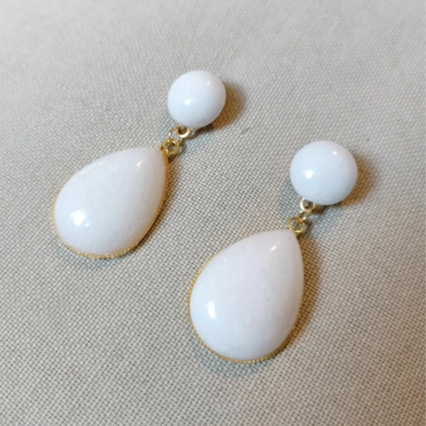 Boucles d'oreilles gouttes blanches – Image 4