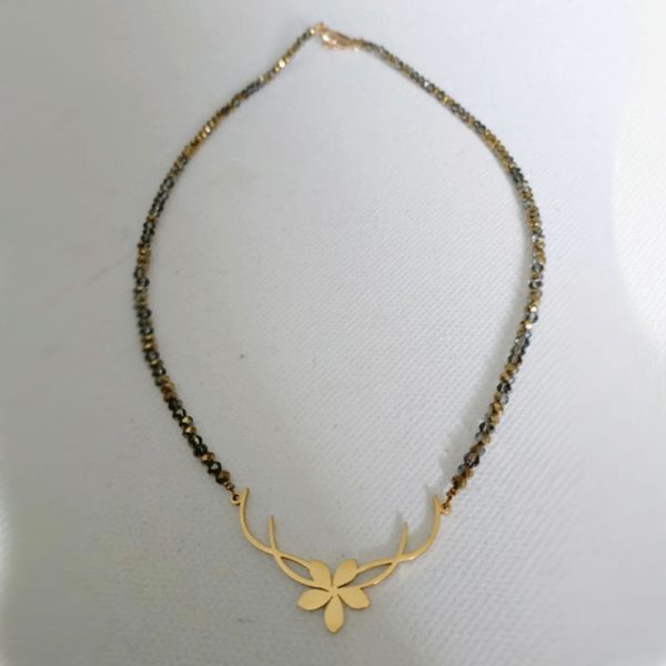 Collier perles grises et dorés et fleur