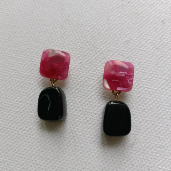 Mini boucles d'oreilles couleur noir et rose – Image 2