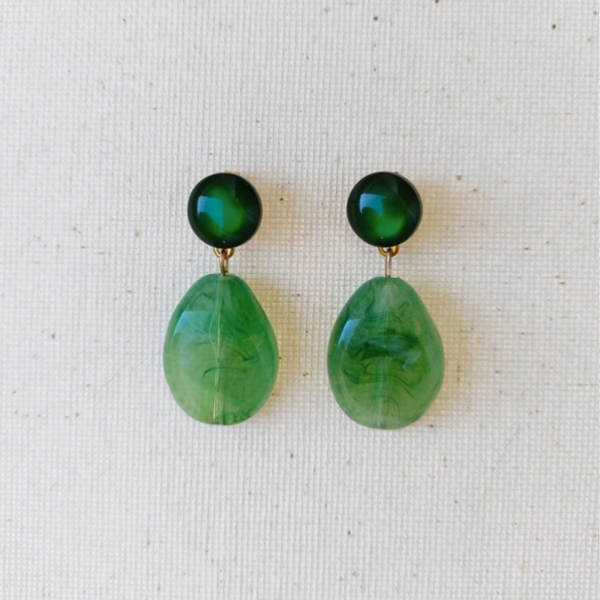 Boucles d'oreilles acrylique vertes – Image 2